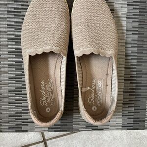Like New Sketchers Women's Taupe Slip-On Flats. Size 9.